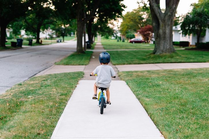 Teaching a child to discount ride a bike with stabilisers