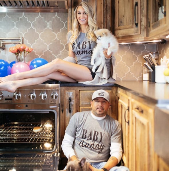 Country Star Jason Aldean and Wife Make Pinterest-Worthy Announcement