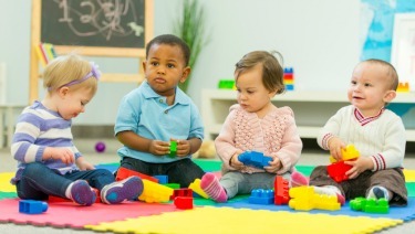 Cuidado De Nios En Casa. Child Care At Home. Logo