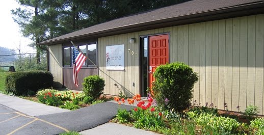 Tall Oaks Montessori Logo