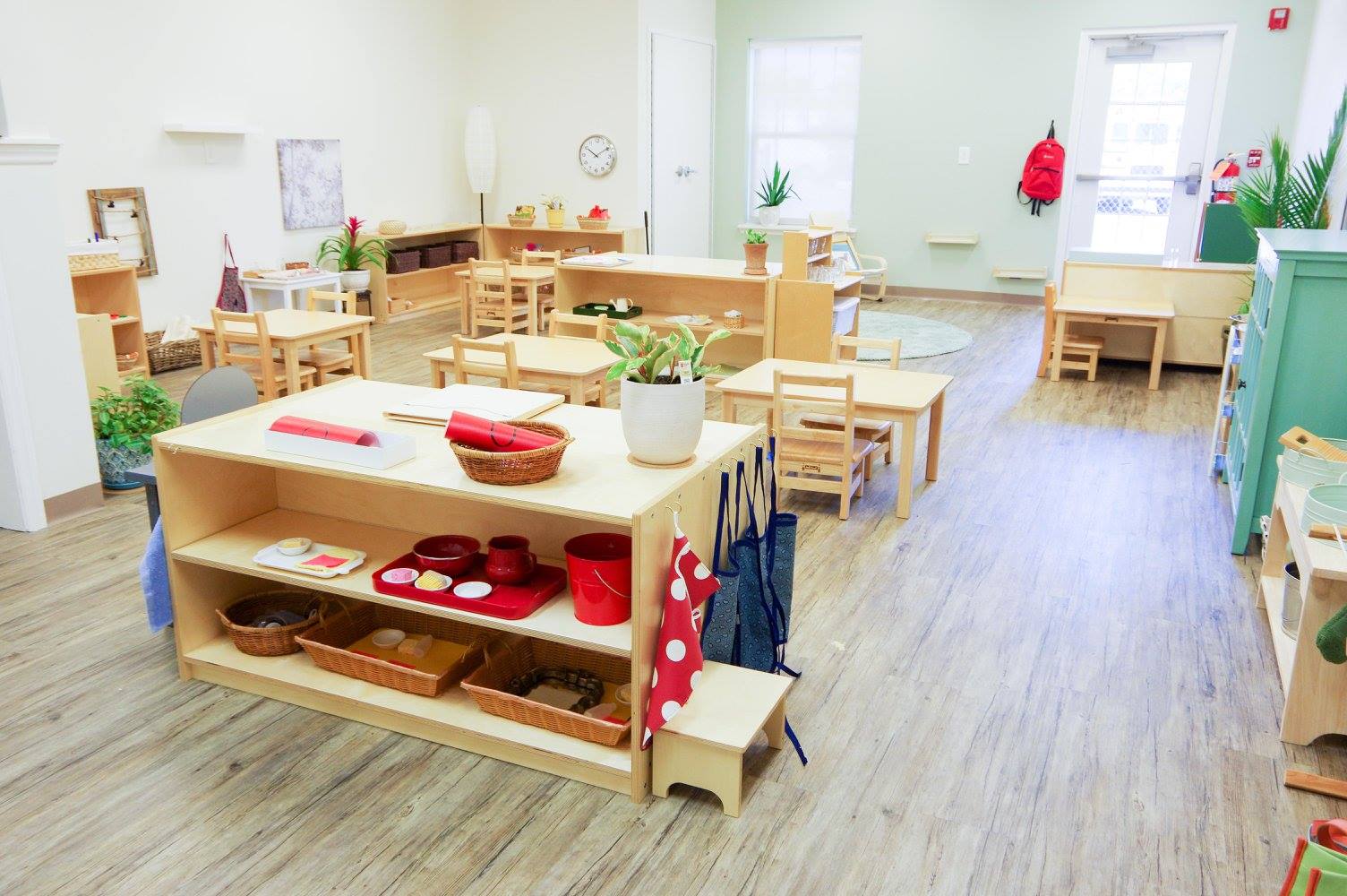 Guidepost Montessori At Spruce Tree Logo